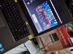 Laptop z otwartym oprogramowaniem do odbioru telewizji i MyGica DVB-T2 HDTV USB Stick.