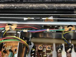 Wnętrze tunera T-7010 z widocznymi komponentami elektronicznymi.