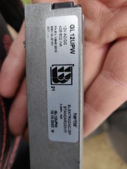 Widok zbliżenia na elektrozaczep GL12UPW z etykietą.