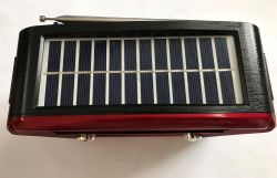 Radio AM/FM/SW USB/TF/BT RX-456BTS z panelem solarnym - wnętrze, test ładowania