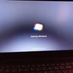 Ekran laptopa z komunikatem Starting Windows podczas uruchamiania systemu Windows 7.
