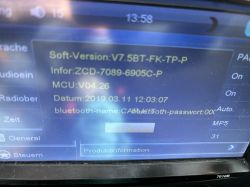 Autoradiobildschirm mit Softwareinformationen.