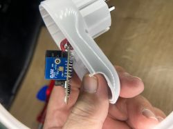 Nahaufnahme einer Steckdose mit eingebautem ESP-Modul und Relais