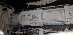Zbliżenie na moduły systemu wideodomofonu Bticino z przewodami w rozdzielni elektrycznej.