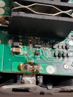 Zbliżenie na płytkę drukowaną z elektronicznymi komponentami, w tym rezystorami.