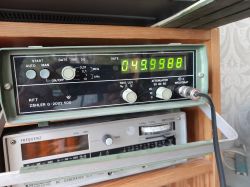 Miernik częstotliwości RFT G-2002.500 pokazuje wartość 49,99988 MHz