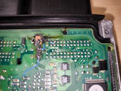 Zbliżenie na uszkodzone ECU EDC16C2 z widocznymi śladami przepalenia.