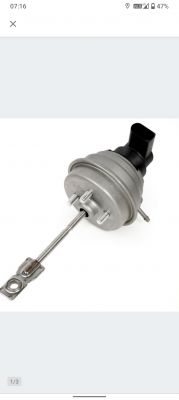 Metalowa część samochodowa z trzpieniem i okrągłym elementem u podstawy.