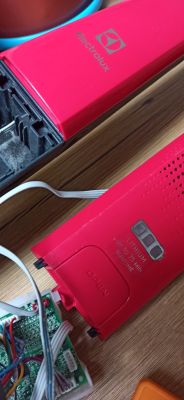 Częściowo rozebrany odkurzacz Electrolux z widocznymi przewodami i płytą obwodów.
