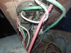 Zbliżenie na połączenia elektryczne z kilkoma kolorowymi kablami podłączonymi do złącza.