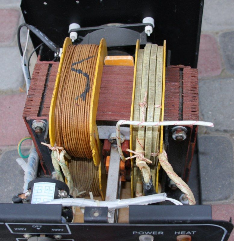 Transformator z odsłoniętym uzwojeniem miedzianym i połączeniami elektrycznymi