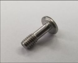 Śrubka metalowa z płaskim łbem i gwintowaną końcówką na białym tle