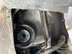 Zdjęcie części silnika z widoczną rolką i paskiem w złym stanie.