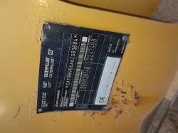 Tabliczka znamionowa ładowarki Cat 906 z numerami identyfikacyjnymi na żółtym tle