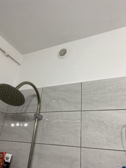 Wentylacja i prysznic w łazience