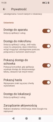 Ekran ustawień prywatności na telefonie z włączonymi różnymi dostępami.