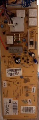 Płytka sterownika pralki z przekaźnikami i komponentami elektronicznymi