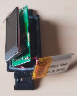 Wnętrze opaski fitness tracker (smartband). Czy da się ją przeprogramować?