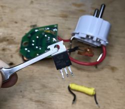 Prosty ściemniacz gniazdkowy - wnętrze i naprawa - Mumbi m-SD100