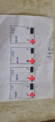 Schemat połączenia czterech akumulatorów 12V 100Ah w pary do konfiguracji 24V