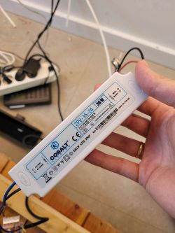 Zasilacz LED marki Cobalt trzymany w dłoni, model ZPV-35-24, 36W, 24V DC.