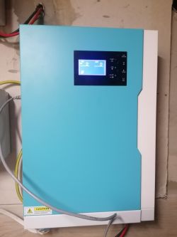 Niebieskie urządzenie elektryczne z wyświetlaczem cyfrowym na ścianie.