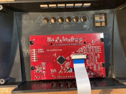Płytka PCB regulatora solarnego PWM z układem scalonym i złączem taśmy.