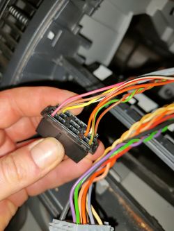 Podłączanie radia Android w Oplu Vivaro - brak ACC w wtyczce ISO, jak to rozwiązać?