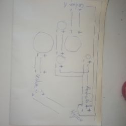 Ręcznie narysowany schemat elektryczny na kartce papieru.