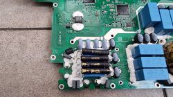 Płyta elektroniczna ładowarki wbudowanej z elementami.