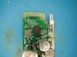 Electronic module with PCB antenna and microcontroller Close-up of green PCB with microcontroller, capacitors, and a PCB antenna.