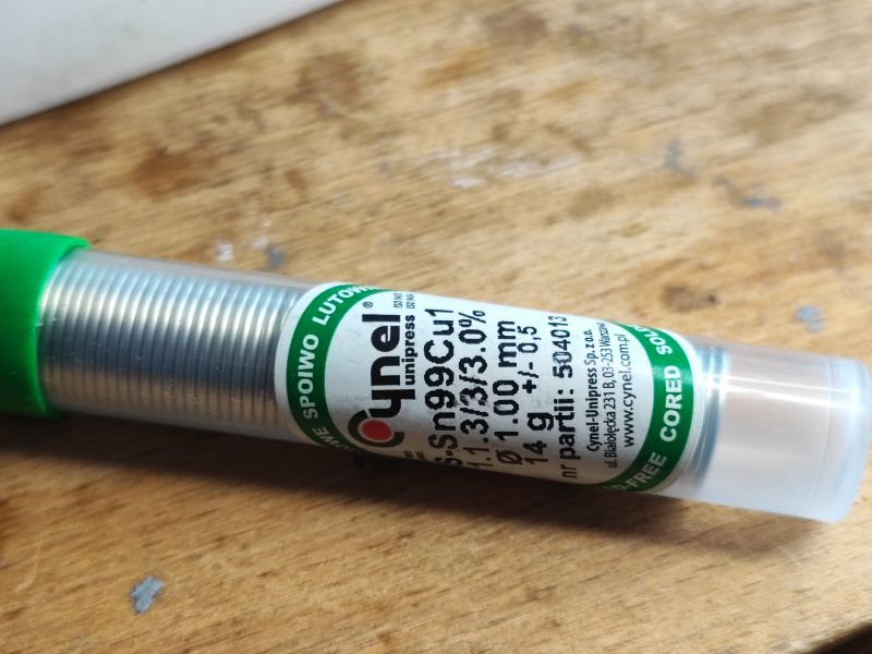 Cynel lutowie bezołowiowe w plastikowym opakowaniu.