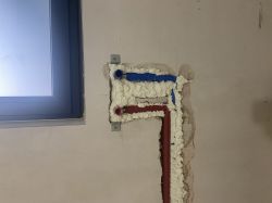 Bezpieczna odległość instalacji wodnej od przewodów elektrycznych w ścianie łazienki