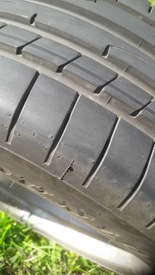 Dyskusja o strukturze bieżnika: Czy opona na załączonych zdjęciach jest wyżąbkowana?