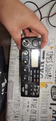 Osoba trzymająca radio CB Alan.