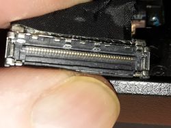 Zbliżenie na 40-pinowe złącze matrycy LCD w laptopie Dell