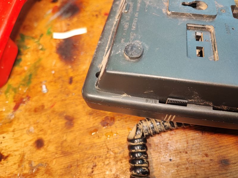 Tył telefonu stacjonarnego Proton T1332 z widocznym przełącznikiem P/T.