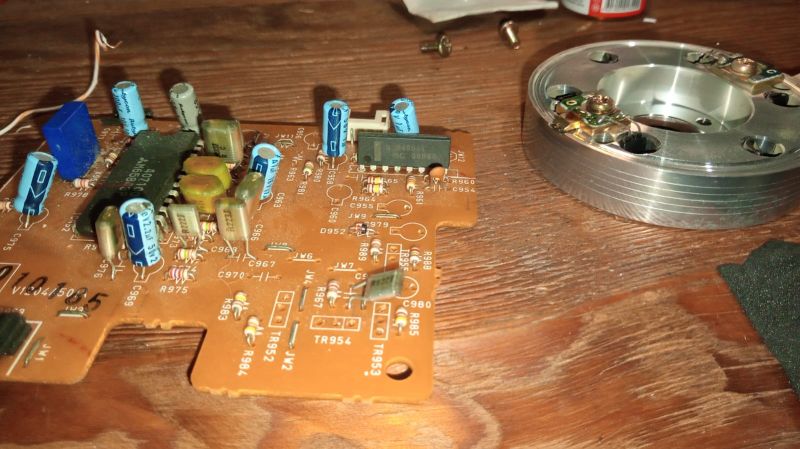 Płytka drukowana z elementami elektronicznymi na drewnianym stole