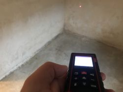 Pomiar odległości za pomocą laserowego dalmierza Lertz LZTS80.