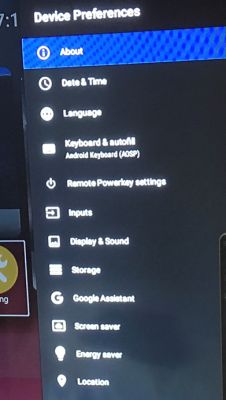 Menu ustawień urządzenia TV Box z widocznymi opcjami preferencji, takimi jak O urządzeniu, Data i godzina, Język i inne.