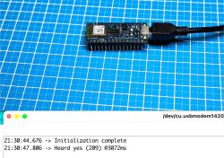 Moduł Arduino Nano 33 BLE Sense Lite podłączony kablem USB na macie z siatką, poniżej okno komunikacji z komunikatem „Heard yes”.