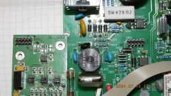 Zdjęcie płytki drukowanej z elementami elektronicznymi i złączami Goldpin.