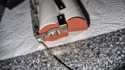 Zbliżenie na dwa ogniwa cylindryczne w pakiecie, z blaszkami niklowymi i fragmentem płytki PCB