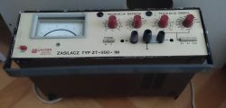 Zasilacz UNITRA ZT-980-1M z analogowym miernikiem i pokrętłami regulacji