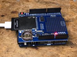 Arduino R4 WiFi i Data Logger Shield - zapis danych na kartę SD - rejestrator temperatury tutorial