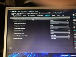 Interfejs UEFI BIOS na monitorze pokazujący konfigurację wentylatora obudowy.