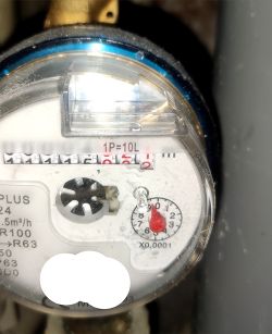 Photo of a Maddalena SJ EVO water meter with a passive reading adapter attached to its case.