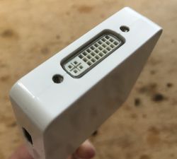 Wnętrze trzech różnych przejściówek Mini Display Port na VGA Wnętrze trzech różnych przejściówek Mini Display Port na VGA