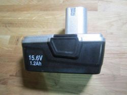 Ładowanie akumulatora 12V ładowarką 15.6V - czy to uszkodzi akumulator?