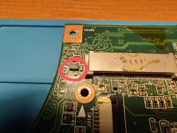 Zdjęcie płyty głównej laptopa Asus X53S z zaznaczonym miejscem.